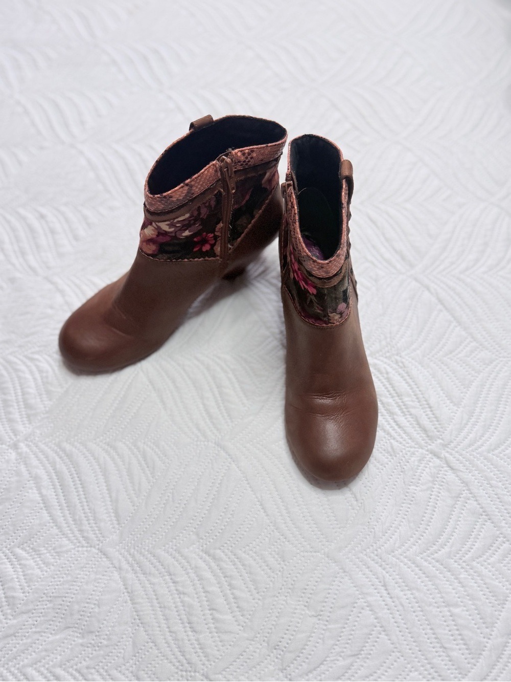 Poetic License Women’s Caramel Leather Floral Tapestry Ankle Boots. Size 8.5